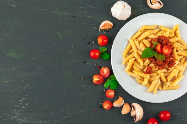 Pâtes à la viande, sauce tomate et légumes sur la table