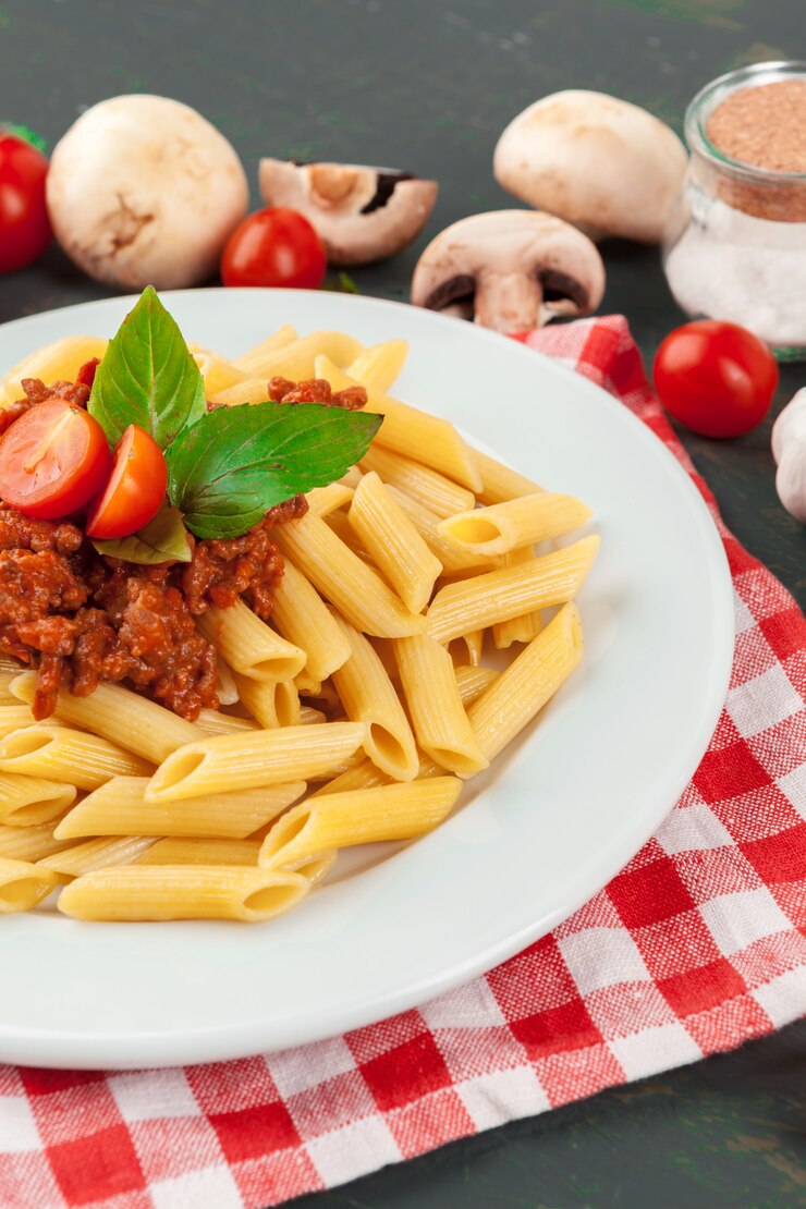 Pâtes à la viande, sauce tomate et légumes sur la table