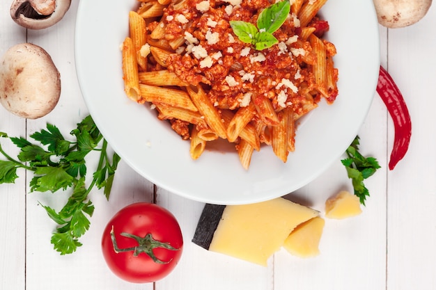 Pâtes à la viande, sauce tomate et légumes sur la table