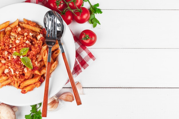 Pâtes à la viande, sauce tomate et légumes sur la table