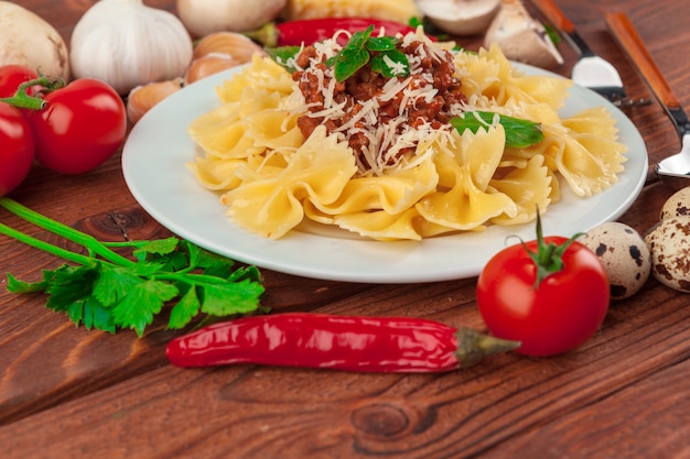 Pâtes à la viande, sauce tomate et légumes sur la table