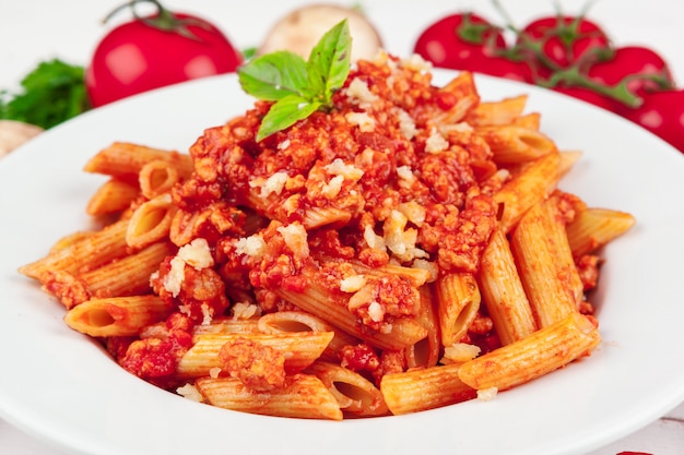 Pâtes à la viande, sauce tomate et légumes sur la table