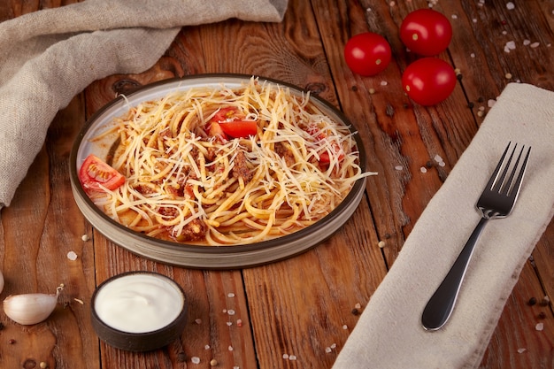 Pâtes à la viande et tomates, cuisine italienne, fond en bois