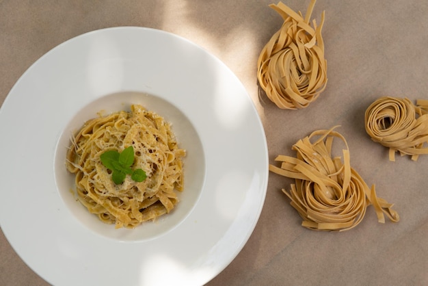 Pâtes et vin. Fettucine Alfredo