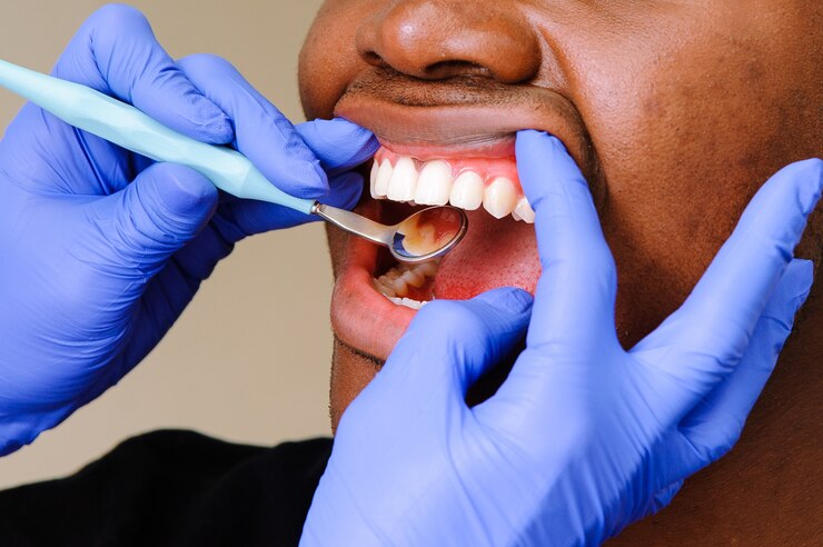 Photo un patient africain reçoit des soins dentaires dans une clinique dentaire
