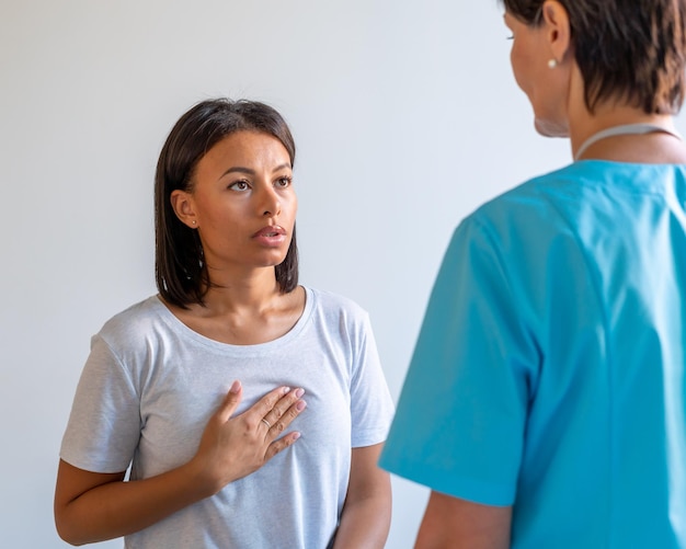 Patient afro-américain se plaignant d'un chagrin d'amour dans le diagnostic d'une femme médecin sans visage