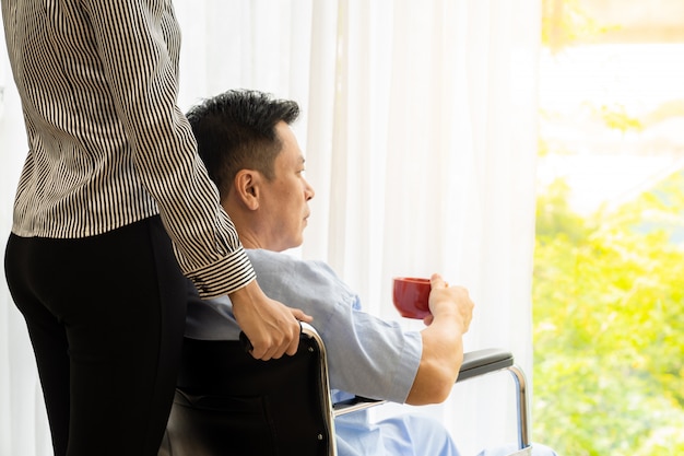 Patient âgé en fauteuil roulant