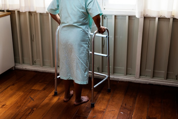 Photo un patient âgé à l'hôpital