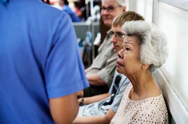 Photo un patient âgé à l'hôpital