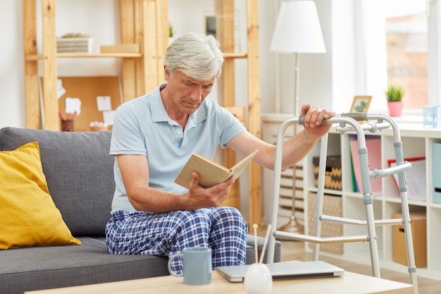 Patient âgé lisant un livre