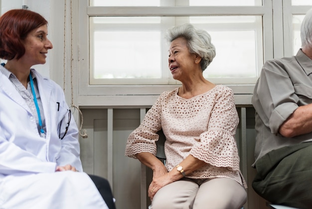 Un patient âgé rencontrant un médecin à l&#39;hôpital