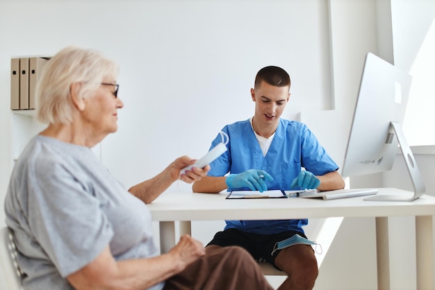 patient assis dans le cabinet du médecin soins de santé photo de haute qualité