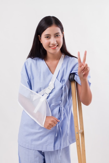 Patient blessé pointant vers le haut de la victoire 2 geste des doigts