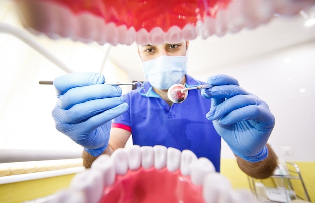 Le patient chez le dentiste.