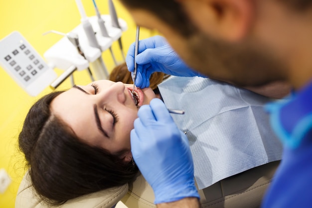 Le patient chez le dentiste.