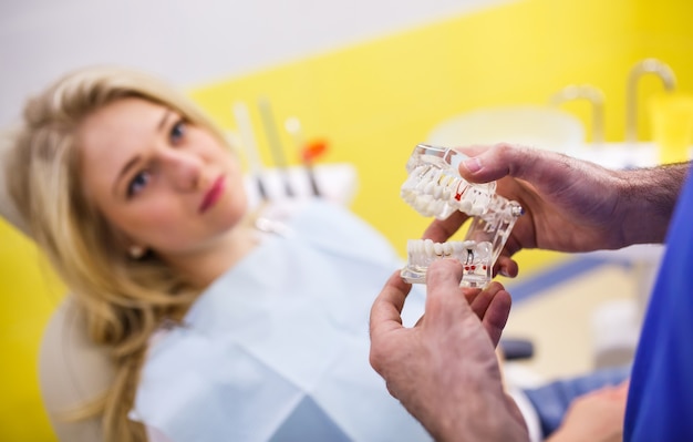 Photo le patient chez le dentiste.