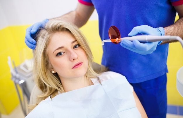 Le patient chez le dentiste.