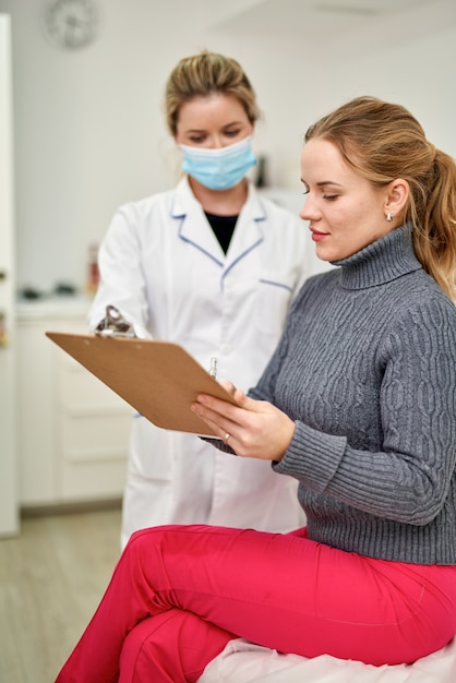 Un Patient En Clinique D'esthétique Signe Un Document