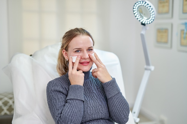 Patient en clinique d'esthétique