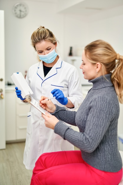 Un patient en clinique signe des documents