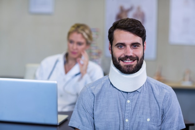 Patient avec un collier cervical