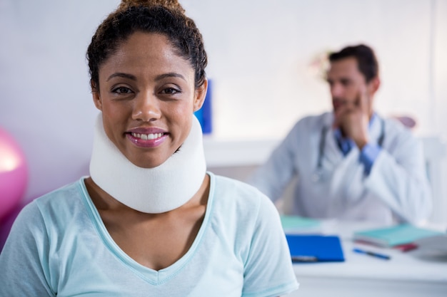 Patient avec un collier cervical