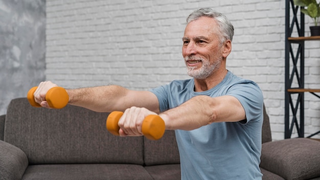 Patient commençant un entraînement de récupération médicale