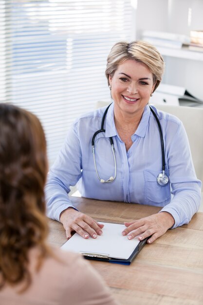 Patient consultant un médecin