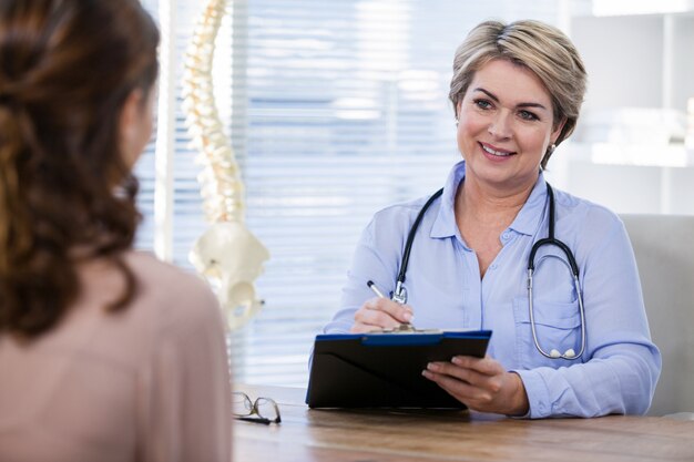 Patient consultant un médecin