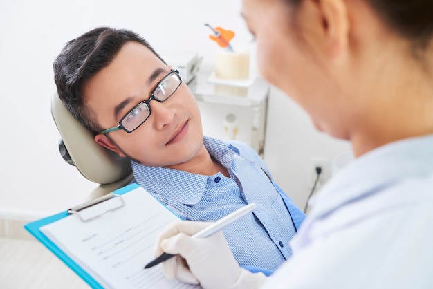 Patient en consultation à la clinique dentaire