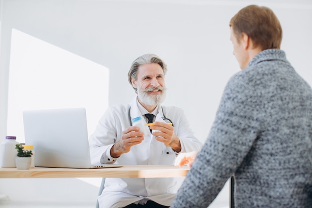 Patient en consultation avec un médecin senior au bureau