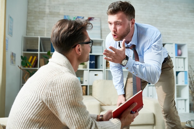 Patient criant au psychiatre