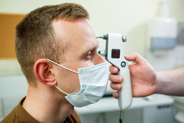 Un patient dans un hôpital ophtalmologique. Diagnostic oculaire dans un hôpital moderne.