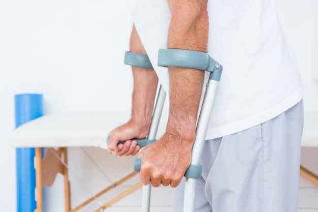 Patient debout avec une béquille