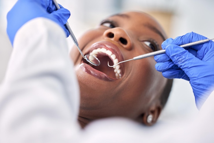 Photo patient dentiste et femmes dans les outils de consultation et vérifier la bouche pour la santé dentaire et le traitement médical hygiène buccale soins de santé et orthodontie carie dentaire et nettoyage de la cavité et de l'excavatrice