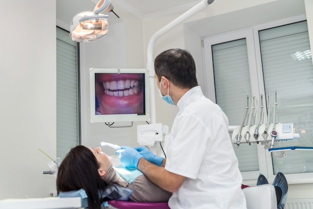 Patient et dentiste regardant l'écran en dentisterie