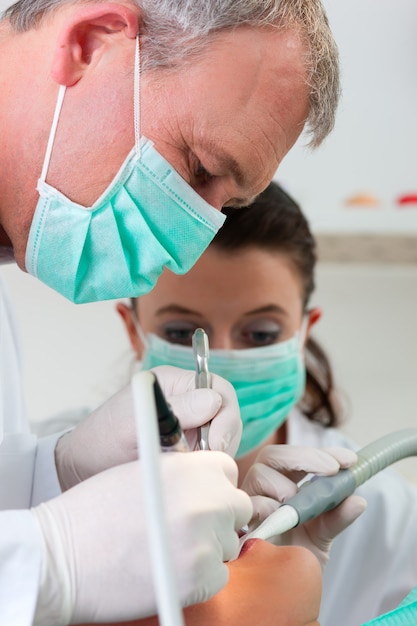 Patient avec dentiste - traitement dentaire