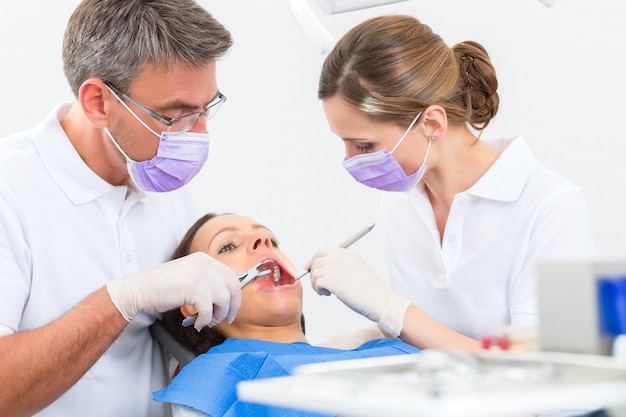 Patient avec dentiste - traitement dentaire