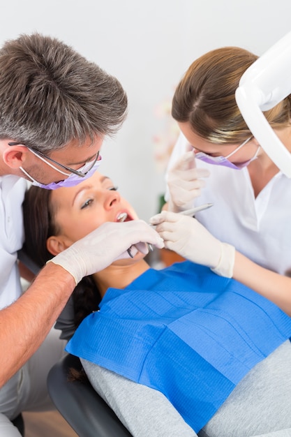 Patient avec dentiste - traitement dentaire