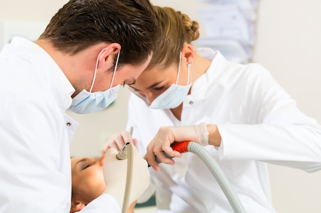 Patient avec dentiste, traitement dentaire