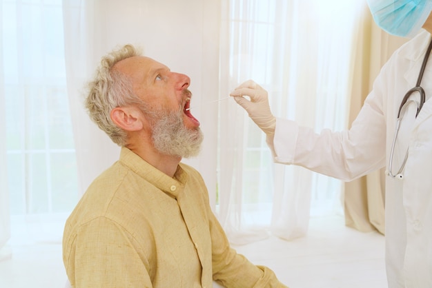 Le patient est prêt à faire un test de covid avec le médecin