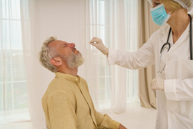 Le patient est prêt à faire un test de covid avec le médecin