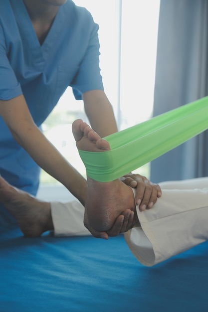 Patient faisant des exercices spéciaux sous surveillance dans une chambre