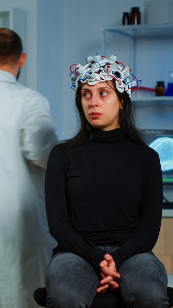 Photo patient faisant l'objet d'un dépistage eeg à l'hôpital