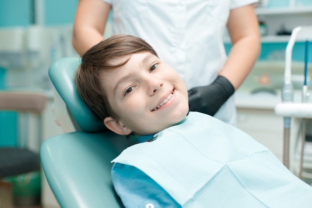 Patient en fauteuil dentaire Teen boy ayant un traitement dentaire au bureau des dentistes