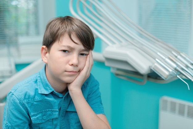 Patient en fauteuil dentaire Teen boy ayant un traitement dentaire au bureau des dentistes