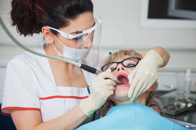 patient sur le fauteuil du dentiste réparation douleurs dentaires stomatologue et patient au bureau de la clinique