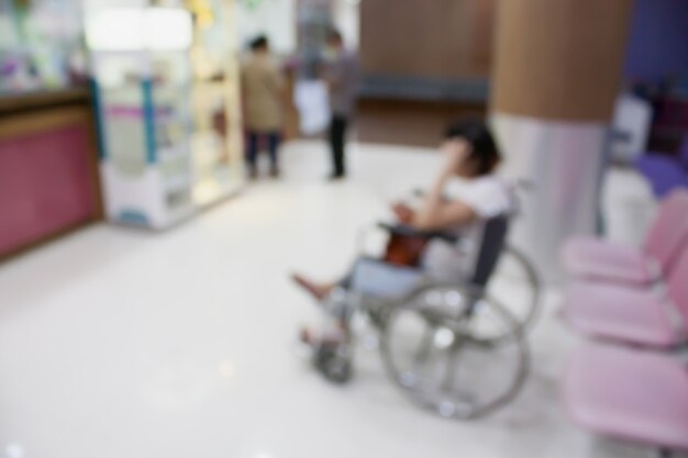 Patient flou assis sur un fauteuil roulant en attente de voir un médecin