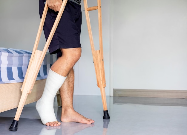 Patient En Gros Plan Avec Une Jambe Cassée Dans Le Plâtre Et Le ...