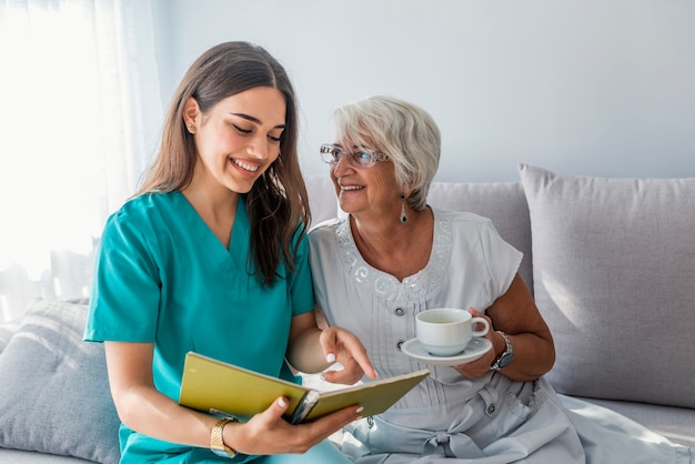 Photo un patient heureux tient une personne en charge tout en passant du temps ensemble